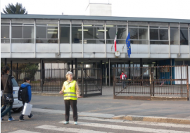 Milano, ripartito il progetto “Andiamo a scuola da soli” con l’aiuto dei ‘Nonni Amici’ davanti a 85 complessi scolastici