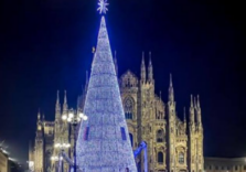 Milano, all’insegna della speranza e sostenibilità 18 alberi illuminano le Feste di Natale