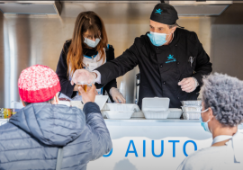Milano, nuovo servizio di cucina mobile per distribuire pasti caldi ai senza dimora