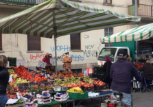 Milano, sequestrati dalla Polizia locale due banchi abusivi di frutta e chiusi un ristorante e una macelleria