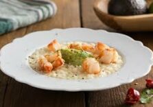 Ricette: in tempo di lockdown stupire i figli con un risotto di scampi al cartoccio
