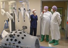 Lecco, all’ospedale ‘Manzoni’ presentato in anteprima al governatore Fontana il robot “Da Vinci”