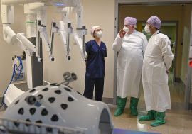 Lecco, all’ospedale ‘Manzoni’ presentato in anteprima al governatore Fontana il robot “Da Vinci”