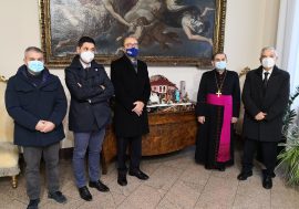 Milano, Coldiretti e Confartigianato consegnano all’arcivescovo Delpini la statuina dell’infermiera “anti Covid” per il Presepe 2020