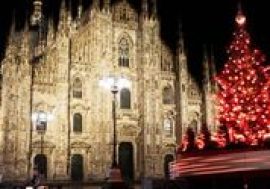 Milano, in piazza Duomo acceso l’albero di Natale