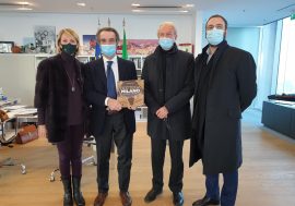 Negozi storici, consegnato al governatore Fontana il libro ‘Bottega Milano’ scritto da Elisabetta Invernici e Alberto Oliva