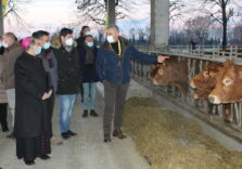 L’arcivescovo Delpini visita alcune cascine della provincia di Milano e benedice stalle e allevamenti