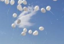 Bouquet di palloncini bianchi per ricordare i mariti morti di Covid. La bella iniziativa di Laura per ricordarli
