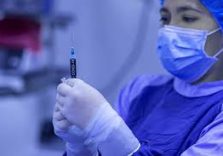 Vaccinazioni over 80: partiti i primi 11 mila sms di Regione Lombardia. Si comincia domani