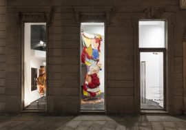 Nel quadrilatero della moda a Milano parte l’iniziativa “Viavài” arte in vetrina