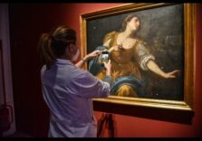 È arrivato a Milano il quadro “La Maddalena Sursock” di Artemisia Gentileschi dopo il danneggiamento dall’esplosione al porto di Beirut