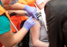Influenza e Covid aumentano in Lombardia, fondamentale vaccinarsi è l’invito della Regione