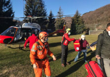 Emergenza Covid, task force con elicottero per raggiungere paese isolato da frana e vaccinare 40 over ottantenni nel Bergamasco