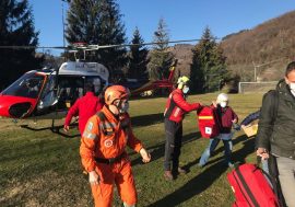 Emergenza Covid, task force con elicottero per raggiungere paese isolato da frana e vaccinare 40 over ottantenni nel Bergamasco