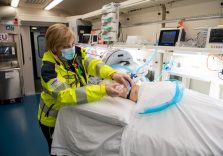 Milano, presentato il 1° treno sanitario Covid: può ospitare 21 pazienti intubati