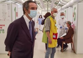 Vaccinazioni, il governatore lombardo Fontana visita hub varesini, comaschi e lucchesi e vede l’ottima organizzazione