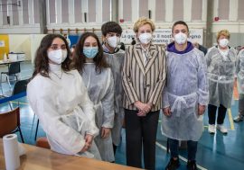 Vaccinazioni, Letizia Moratti visita gli hub di Carate Brianza e Meda e dice: abbiamo superato le 500mila somministrazioni settimanali