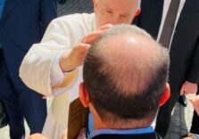 Papa Francesco benedice Alex Dellerba diacono della Diocesi di Albenga
