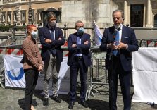 Roma, manifestazione Fnsi in piazza Montecitorio. Intervento a sorpresa del sottosegretario all’Editoria Moles