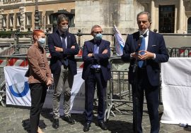 Roma, manifestazione Fnsi in piazza Montecitorio. Intervento a sorpresa del sottosegretario all’Editoria Moles