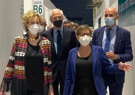 Vaccinazioni, accompagnata da Tronchetti Provera la Moratti visita l’hub Hangar Bicocca