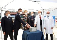 Letizia Moratti posa la prima pietra del ‘Proton Center’ allo IEO di Milano