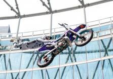 Le acrobazie di ‘Mototerapia’ incantano i ragazzi disabili a Palazzo Lombardia