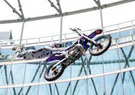 Le acrobazie di ‘Mototerapia’ incantano i ragazzi disabili a Palazzo Lombardia