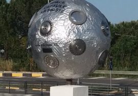I rifiuti attorno all’orbita terrestre nell’opera di Michele Rocca donata a Enna