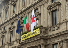 Giornata Mondiale della Croce Rossa, il Comune di Milano espone la bandiera a Palazzo Marino