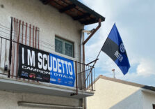 Sono passati quasi 2 mesi ma Pregnana Milanese sventola ancora gli striscioni per festeggiare lo scudetto dell’Inter