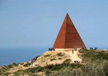 La Piramide siciliana dà inizio all’estate con il ‘Rito della Luce’