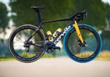 Svelato il mistero della gomma blu delle bici al Tour de France