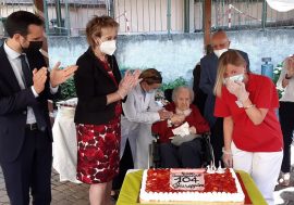 Milano, Letizia Moratti festeggia i 104 anni della signora Giuseppina alla Rsa ‘Mater Sapientiae’