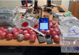 Milano, fermati perché non indossano le cinture di sicurezza: dentro il furgone la Polizia locale trova 30 kg di droga