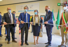 Nell’hub vaccinale di Vimercate inaugurata dal governatore Fontana la mostra dedicata ad Andy Warhol