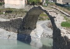 Il ponte medievale di Borghetto d’Arroscia  ha resistito alle intemperie ma adesso ha bisogno di essere ristrutturato
