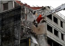Milano, iniziata la demolizione delle torri di via Tofano