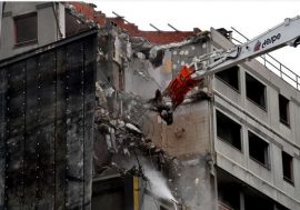 Milano, iniziata la demolizione delle torri di via Tofano