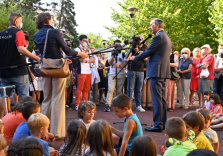 Milano ricorda il giornalista Beppe Viola dedicandogli un giardino in via Sismondi