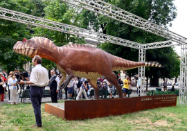 Milano, dinosauro di 8 metri nuova attrattiva ai Giardini Montanelli