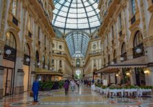 Milano, cinque persone arrestate dalla Polizia locale sorprese a rubare nei negozi