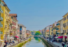 Milano, nelle zone della movida vietato vendere cibo e bevande da asporto