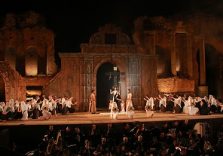 Al Teatro Antico di Taormina musica e gelosia viaggiano sulle note di Verdi, Puccini e Mascagni