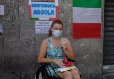 Milano, il quartiere Bruzzano in festa per il rientro della campionessa paralimpica Arjola Trimi