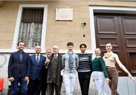 Milano, il Comune ricorda Carla Fracci con una targa in via Tommei