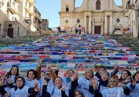 Milano, asta benefica con le coperte di Viva Vittoria in piazzetta Reale
