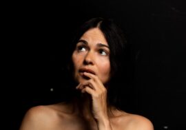 Teatro, al Menotti di Milano Romina Mondello dà voce ai tormenti di Jackie Kennedy-Onassis
