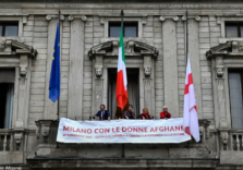 Milano, a Palazzo Marino esposto striscione per le donne afghane
