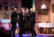 ‘Morta la zia la casa è mia’, ironia e cinismo al Teatro Martinitt di Milano
